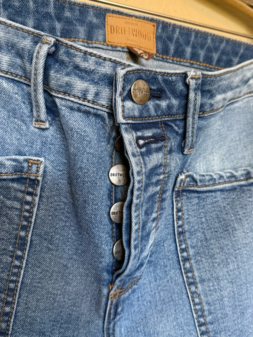 DRIFTWOOD Straight Leg Jeans in Light Blue Wash Size 28